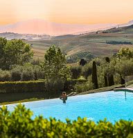 Pool mit Ausblick am Abend