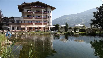 Hotel mit Teich