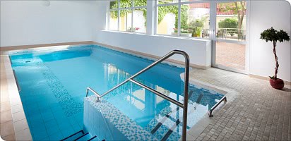 Indoor-Pool: Wasserspaß mit Whirl-Düsen