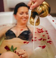 Ein Bad in orientalischem Rosenöl